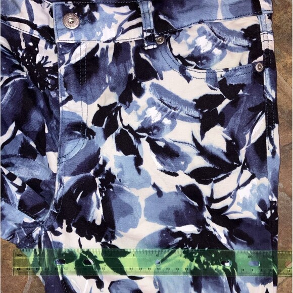 CHICO'S PLATINUM sz 8  sz 1 Blue Impressionist Floral Cotton Denim Stretch Jeans - Picture 3 of 5